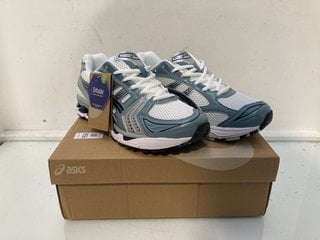 Lot 1156  
            Marchington SR13 - Parcel Delivery Only 

                
ASICS GEL-KAYANO 14 WHITE / FJORD GREY TRAINERS - UK SIZE: 9 / 9.5 - ORIGINAL RRP...