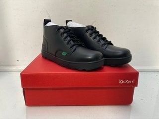 Lot 1158  
            Marchington SR13 - Parcel Delivery Only 

                
KICKERS DISLEY HI JUNIOR BLACK SHOES - UK SIZE: 3: LOCATION - C10