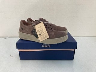 Lot 1180  
            Marchington SR13 - Parcel Delivery Only 

                
LEGERO DARK CLAY SUEDE WIDE FIT COMFORT-CASUAL SHOES - UK SIZE: 7 - ORIGINAL RRP:...