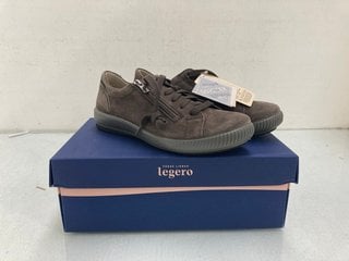 Lot 1200  
            Marchington SR13 - Parcel Delivery Only 

                
LEGERO TENARO GTX ZIP TRAINERS IN GREY SUEDE - UK SIZE: 5 - ORIGINAL RRP: £120.00...