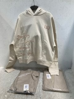 Lot 1220  
            Marchington SR13 - Parcel Delivery Only 

                
3 X ASSORTED BY JAKE HALL LADIES CLOTHING IN UK SIZE M TO INCLUDE SOMETHING HAPPE...