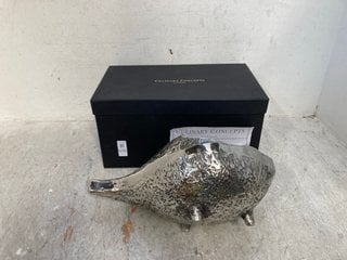 Lot 1233  
            Marchington SR13 - Parcel Delivery Only 

                
CULINARY CONCEPTS LONDON NICKEL SHELL BOTTLE HOLDER WITH ICE SEGMENT-ORIGINAL RRP...