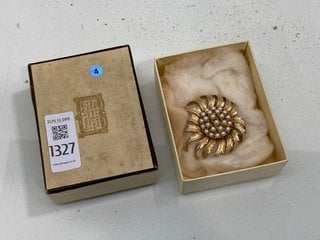 Lot 1327  
            Marchington SR13 - Parcel Delivery Only 

                
A LARGE GOLD COLOURED ANTIQUE BROOCH SET WITH DAUX PEARLS IN A VINTAGE BOX: LOCAT...