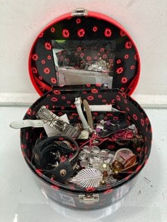 Lot 1356  
            Marchington SR13 - Parcel Delivery Only 

                
A BETTY BOOP JEWELLERY BOX AND CONTENTS: LOCATION - C3