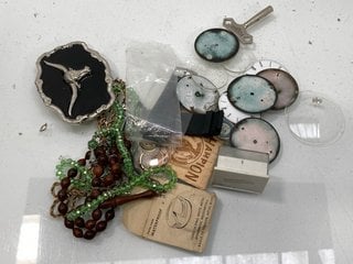 Lot 1371  
            Marchington SR13 - Parcel Delivery Only 

                
A TIN CONTAINING POCKET WATCH FACES AND GLASSES, VINTAGE COSTUME JEWELLERY, AN EN...