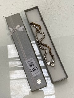 Lot 1383  
            Marchington SR13 - Parcel Delivery Only 

                
\N \ANTIQUE PASTE-SET NECKLACE, BOXED: LOCATION - C3