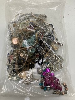 Lot 1390  
            Marchington SR13 - Parcel Delivery Only 

                
A LARGE COLLECTION OF VINTAGE AND COSTUME JEWELLERY: LOCATION - C3