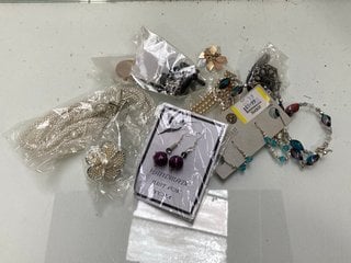 Lot 1402  
            Marchington SR13 - Parcel Delivery Only 

                
A BAG OF ASSORTED VINTAGE AND COSTUME JEWELLERY: LOCATION - C2