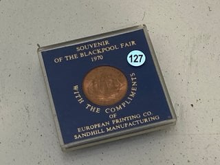 Lot 1419  
            Marchington SR13 - Parcel Delivery Only 

                
A MINT AND UNCIRCULATED 1967 PENNY, CASED AS A 1970 SOUVENIR OF THE BLACKPOOL FAI...