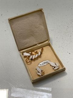 Lot 1457  
            Marchington SR13 - Parcel Delivery Only 

                
A VINTAGE TOSCA BROOCH AND EARRING SET IN ORIGINAL BOX: LOCATION - C2