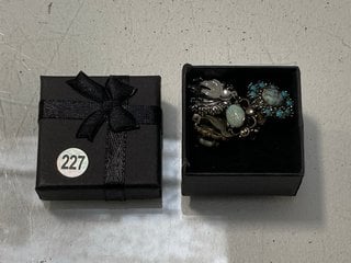 Lot 1458  
            Marchington SR13 - Parcel Delivery Only 

                
TWO PAIRS OF SILVER COLOURED VINTAGE EARRINGS SET WITH POLISHED BLUE STONES, BOXE...