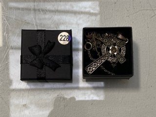 Lot 1459  
            Marchington SR13 - Parcel Delivery Only 

                
A VINTAGE CELTIC CROSS AND CHAIN, BOXED: LOCATION - C2