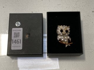 Lot 1461  
            Marchington SR13 - Parcel Delivery Only 

                
A LARGE GOLD COLOURED OWL BROOCH SET WITH CLAR AND GREEN STONES, BOXED: LOCATION ...