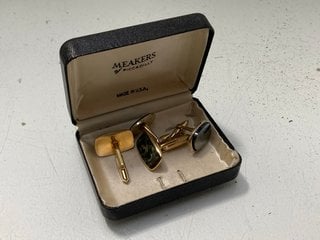 Lot 1463  
            Marchington SR13 - Parcel Delivery Only 

                
TWO PAIRS OF GENTS VINTAGE CUFFLINKS IN A MAKERS OF PICADILLY BOX: LOCATION - C2