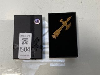 Lot 1504  
            Marchington SR13 - Parcel Delivery Only 

                
AN ANTIQUE GOLD COLOURED BROOCH IN THE FORM OF A SPIKED BATTLEAXE, BOXED: LOCATIO...