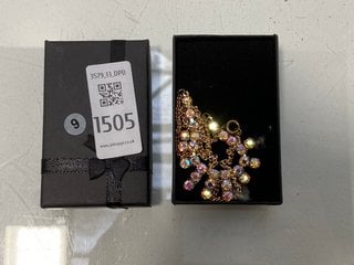 Lot 1505  
            Marchington SR13 - Parcel Delivery Only 

                
A GOLD COLOURED NECKLACE SET WITH CLEAR STONES, BOXED: LOCATION - C1