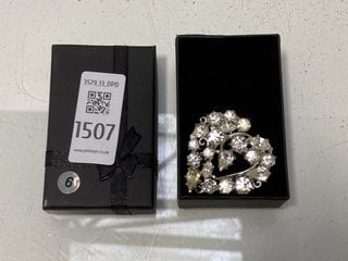 Lot 1507  
            Marchington SR13 - Parcel Delivery Only 

                
A PASTE SET VINTAGE BROOCH IN A SILVER COLOURED SETTING, BOXED: LOCATION - C1