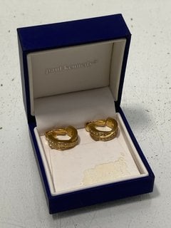 Lot 1509  
            Marchington SR13 - Parcel Delivery Only 

                
A PAIR OF GOLD PLATED PAUL KENNEDY EARRINGS SET WITH SWAROVSKI CRYSTAL, BOXED: LO...