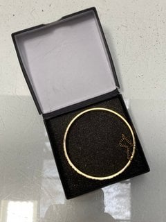 Lot 1510  
            Marchington SR13 - Parcel Delivery Only 

                
A VINTAGE DIAMOND-CUT BRACELET, BOXED: LOCATION - C1