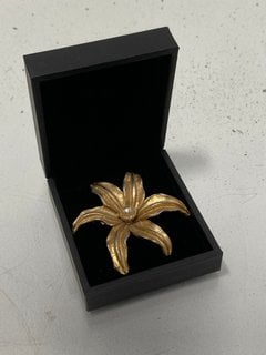 Lot 1511  
            Marchington SR13 - Parcel Delivery Only 

                
AN ANTIQUE GOLD COLOURED LARGE BROOCH SET WITH A FAUX PEARL, BOXED: LOCATION - C1