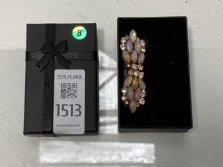Lot 1513  
            Marchington SR13 - Parcel Delivery Only 

                
AN ANTIQUE BROOCH OF OPALESCENT AND CLEAR STONES IN A GOLD COLOURED SETTING, BOXE...