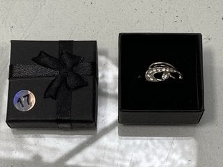 Lot 1514  
            Marchington SR13 - Parcel Delivery Only 

                
A SILVER COLOURED RING SET WITH CLEAR STONES, BOXED: LOCATION - C1
