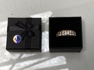 Lot 1515  
            Marchington SR13 - Parcel Delivery Only 

                
A SILVER COLOURED RING SET WITH CLEAR STONES, BOXED: LOCATION - C1