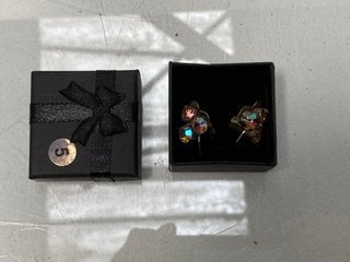 Lot 1516  
            Marchington SR13 - Parcel Delivery Only 

                
A PAIR OF ANTIQUE GOLD COLOURED PASTE SET CLIP ON EARRINGS, BOXED: LOCATION - C1