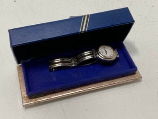 Lot 1520  
            Marchington SR13 - Parcel Delivery Only 

                
A VINTAGE UNISEX ROTARY WRISTWATCH IN ORIGINAL BOX WITH PAPERWORK: LOCATION - C1