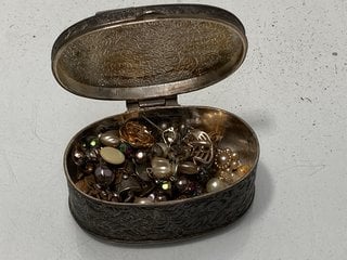 Lot 1521  
            Marchington SR13 - Parcel Delivery Only 

                
AN ANTIQUE ENGRAVED METAL BOX WITH VINTAGE JEWELLERY CONTENTS: LOCATION - C1