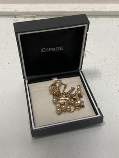 Lot 1522  
            Marchington SR13 - Parcel Delivery Only 

                
A GOLD COLOURED NECKLACE SET WITH FAUX PEARLS, BOXED: LOCATION - C1