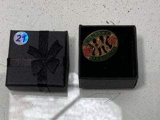 Lot 1527  
            Marchington SR13 - Parcel Delivery Only 

                
WORLD WAR TWO NATIONAL FEDERATION OF WOMEN'S INSTITUTES ENAMELLED BADGE "FOR HOME...