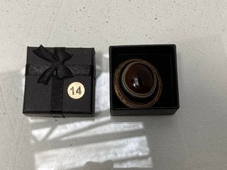 Lot 1528  
            Marchington SR13 - Parcel Delivery Only 

                
A VICTORIAN BULLSEYE AGATE BROOCH WITH A GOLD COLOURED MOUNT (NO PIN), BOXED: LOC...
