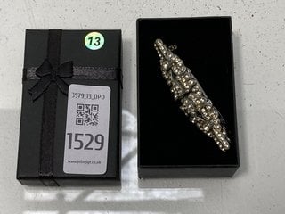 Lot 1529  
            Marchington SR13 - Parcel Delivery Only 

                
AN ANTIQUE SILVER COLOURED BAR BROOCH SET WITH CLEAR STONES, BOXED: LOCATION - C1