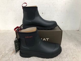 Lot 507  
            Marchington SR13 - Parcel Delivery Only 

                
ARIAT WOMENS KELMARSH SHORTIE BOOTS IN DARK OLIVE - SIZE UK 7: LOCATION - A7