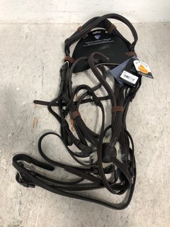 Lot 517  
            Marchington SR13 - Parcel Delivery Only 

                
VELOCITI RAPIDA GRACKLE FULL SIZE HORSE BRIDLE IN HAVANA: LOCATION - A6