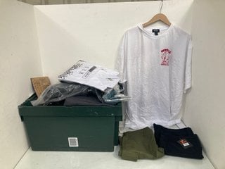 Lot 553  
            Marchington SR13 - Parcel Delivery Only 

                
QTY OF ASSORTED MENS CLOTHING IN VARIOUS SIZES TO INCLUDE PAIR OF LINEN CARGO SHO...