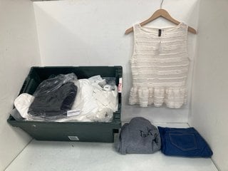 Lot 559  
            Marchington SR13 - Parcel Delivery Only 

                
QTY OF ASSORTED WOMENS CLOTHING - SIZE UK LARGE & 14 TO INCLUDE H&M RUFFLE VEST T...