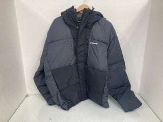 Lot 562  
            Marchington SR13 - Parcel Delivery Only 

                
BERGHAUS MENS SABBER DOWN HOODED JACKET IN BLACK - SIZE UK XXL: LOCATION - A3