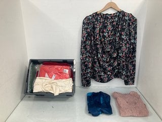 Lot 565  
            Marchington SR13 - Parcel Delivery Only 

                
QTY OF ASSORTED WOMENS CLOTHING - SIZE UK MEDIUM & 12 TO INCLUDE NEXT L/S SILK BL...