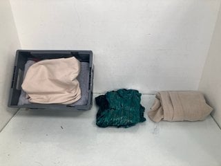 Lot 566  
            Marchington SR13 - Parcel Delivery Only 

                
QTY OF ASSORTED WOMENS CLOTHING - SIZE UK 10 TO INCLUDE CALVIN KLEIN S/S MIDI DRE...