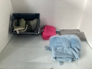 Lot 573  
            Marchington SR13 - Parcel Delivery Only 

                
QTY OF ASSORTED WOMENS APPAREL TO INCLUDE LOCK & MOOR 100% LAMBSWOOL SCARF IN GRE...