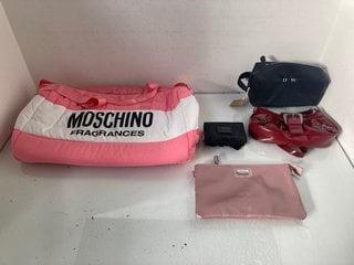 Lot 575  
            Marchington SR13 - Parcel Delivery Only 

                
5 X ASSORTED WOMENS BAGS & PURSES TO INCLUDE DISNEY LOUNGE FLY VILLAINS PURSE IN ...