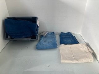 Lot 576  
            Marchington SR13 - Parcel Delivery Only 

                
QTY OF ASSORTED WOMENS JEANS IN VARIOUS SIZES TO INCLUDE HALARA PETITE STRETCH JE...