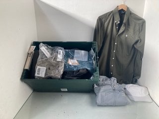 Lot 582  
            Marchington SR13 - Parcel Delivery Only 

                
QTY OF ASSORTED MENS CLOTHING IN VARIOUS SIZES TO INCLUDE PANEL LOGO CAP IN TAUPE...