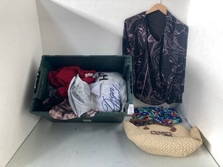 Lot 583  
            Marchington SR13 - Parcel Delivery Only 

                
QTY OF ASSORTED WOMENS CLOTHING IN VARIOUS SIZES TO INCLUDE NEW LOOK LINED MAXI D...