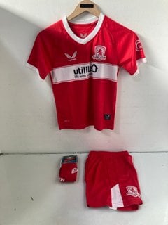 Lot 586  
            Marchington SR13 - Parcel Delivery Only 

                
CASTORE CHILDRENS MIDDLESBROUGH FOOTBALL SHIRT AND SHORT SET IN RED - SIZE 22" TO...