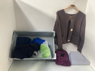 Lot 588  
            Marchington SR13 - Parcel Delivery Only 

                
QTY OF ASSORTED WOMENS CLOTHING IN VARIOUS SIZES TO INCLUDE L/S KNITTED SHORT LEN...