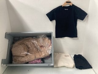 Lot 589  
            Marchington SR13 - Parcel Delivery Only 

                
QTY OF ASSORTED CHILDRENS CLOTHING IN VARIOUS SIZES TO INCLUDE NUTMEG S/S CREW NE...