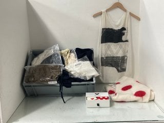 Lot 591  
            Marchington SR13 - Parcel Delivery Only 

                
QTY OF ASSORTED WOMENS CLOTHING - SIZE UK MEDIUM & 12-14 TO INCLUDE ZARA X DISNEY...